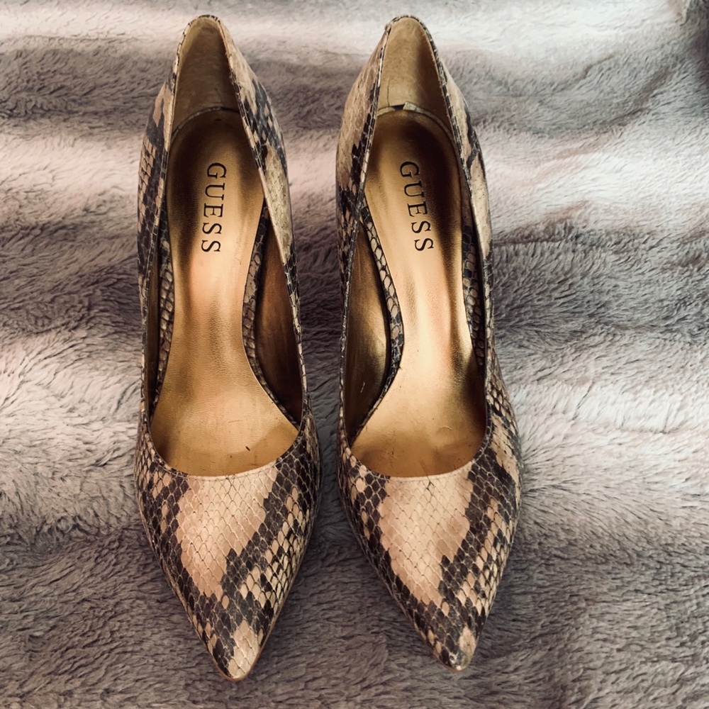 GUESS Snakeskin print pumps
